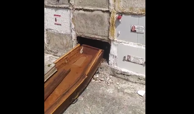 caixão fora do túmulo e gera polêmica em Diadema