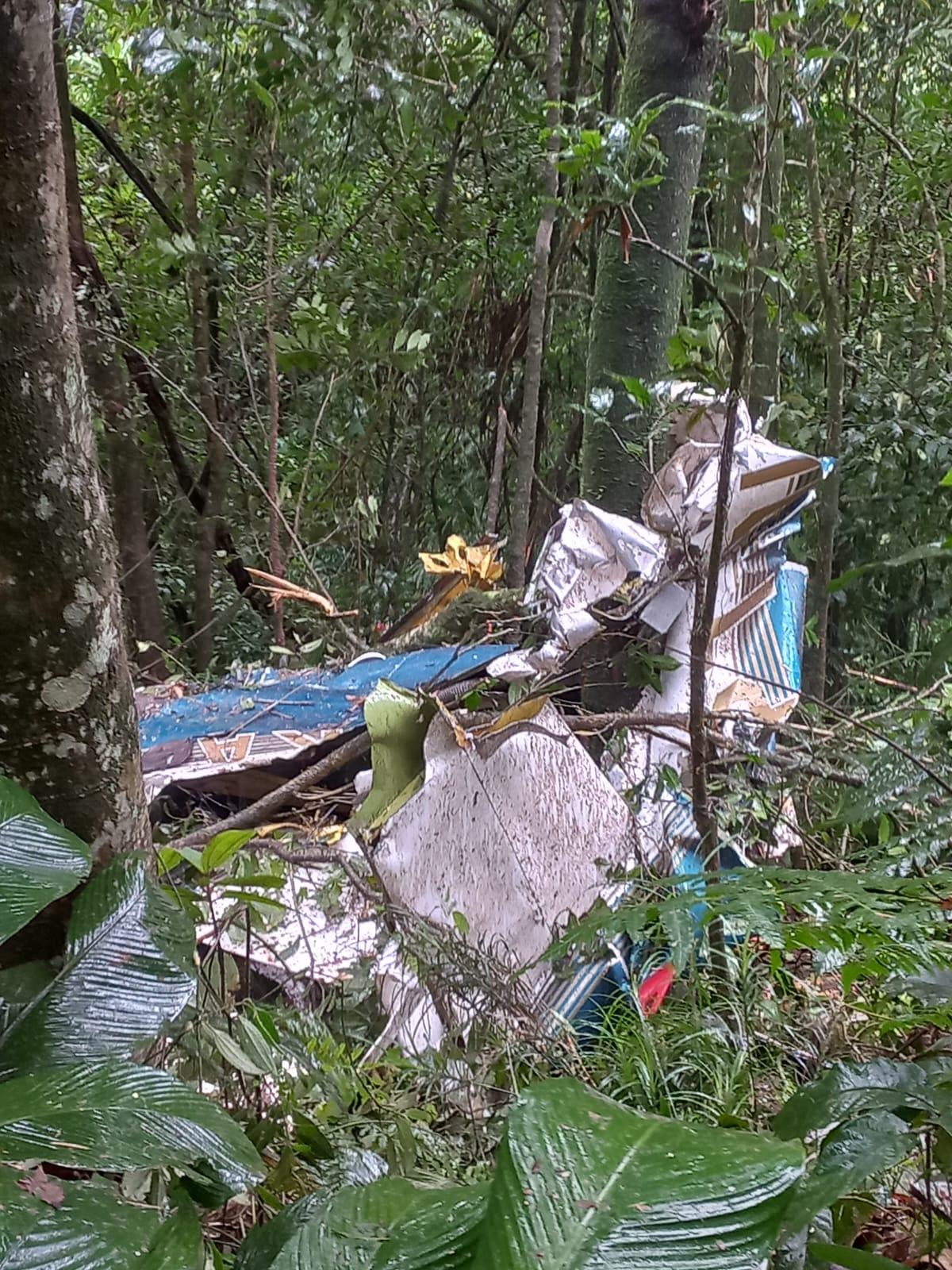 Avião de pequeno porte cai e deixa dois mortos em Rio Grande da Serra