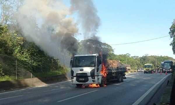 Caminhão com carga de cloro pega fogo na Rodovia Anchieta