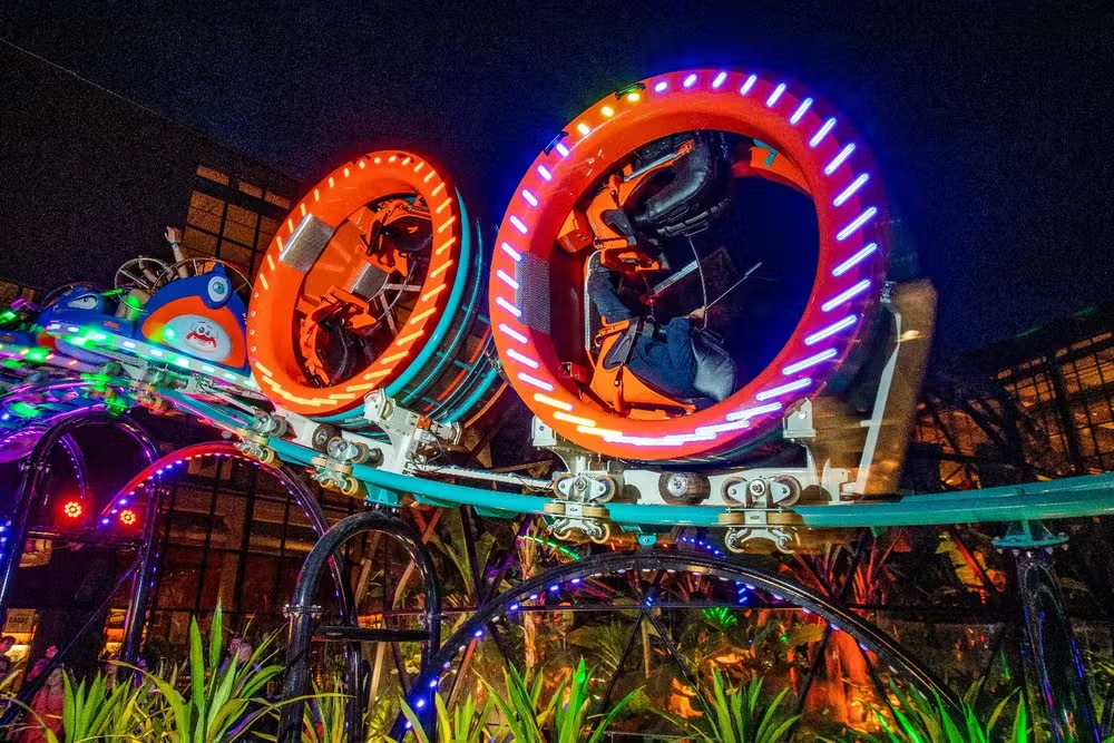 Montanha-russa na loja da Cacau Show da fábrica de Itapevi, na Grande SP, instalada em outubro de 2023. — Foto: Divulgação