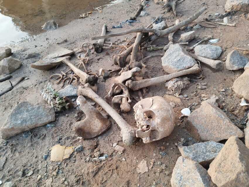 GUARDAS SE DIRIGIRAM AO LOCAL E CONFIRMARAM A PRESENÇA DE RESTOS HUMANOS, INCLUINDO UM CRÂNIO E VÁRIOS OSSOS