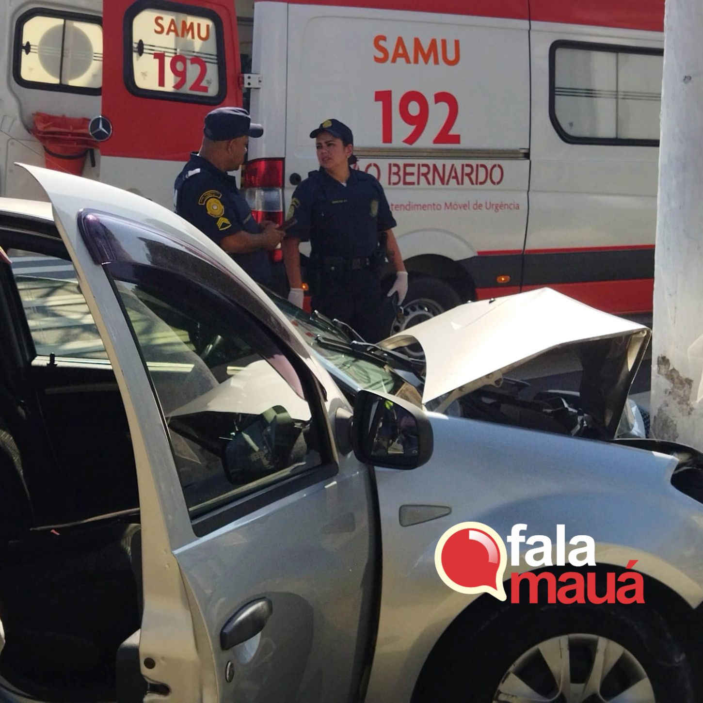 HOMEM SOFRE DESMAIO AO VOLANTE E COLIDE COM POSTE NO PAÇO MUNICIPAL
