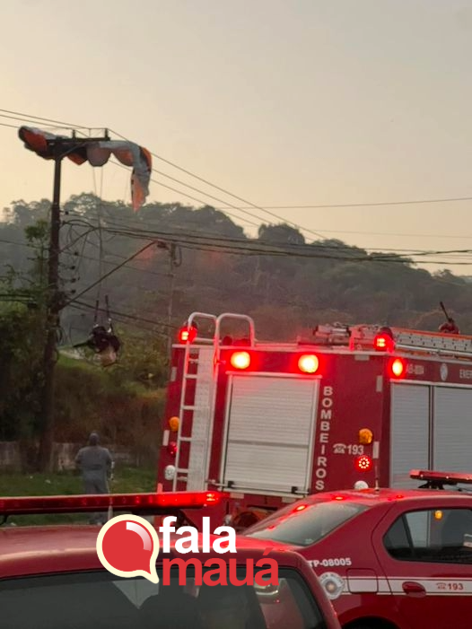 PARAMOTOR ENROSCA EM FIAÇÃO ELÉTRICA PRÓXIMO À FACULDADE EM RIBEIRÃO PIRES