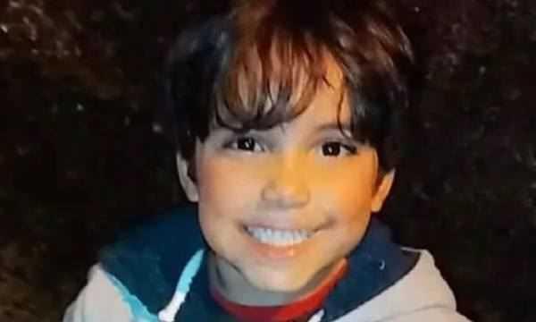 CRIANÇA DE 4 ANOS MORRE VÍTIMA DE BALA PERDIDA EM CONFRONTO ENTRE POLÍCIA E SUSPEITOS EM SANTOS