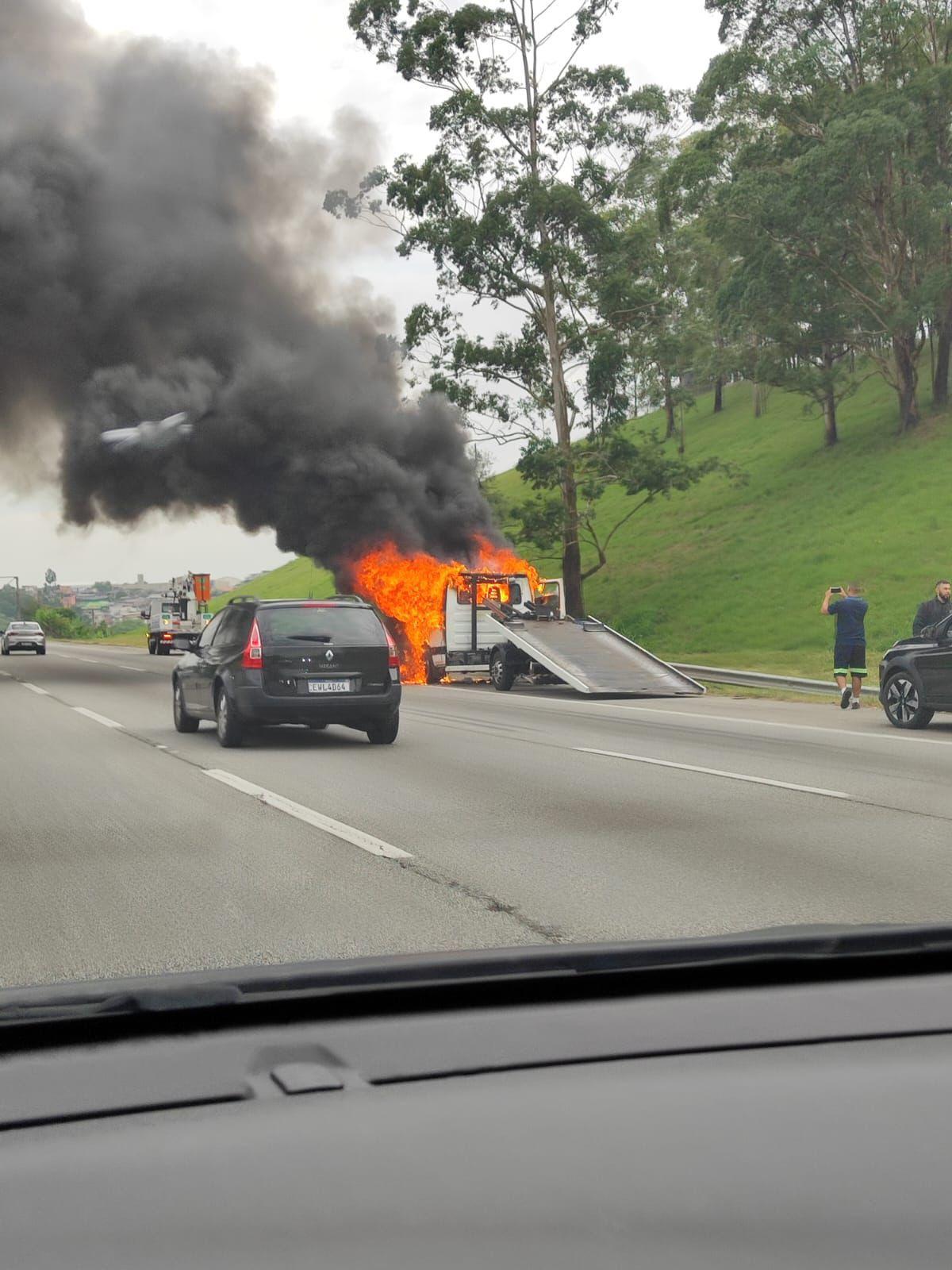 Guincho pega fogo e causa transtornos na Rodovia dos Imigrantes, sentido capital