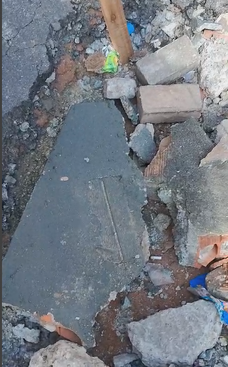 Buraco na Rua Copo de Leite cresce e preocupa moradores