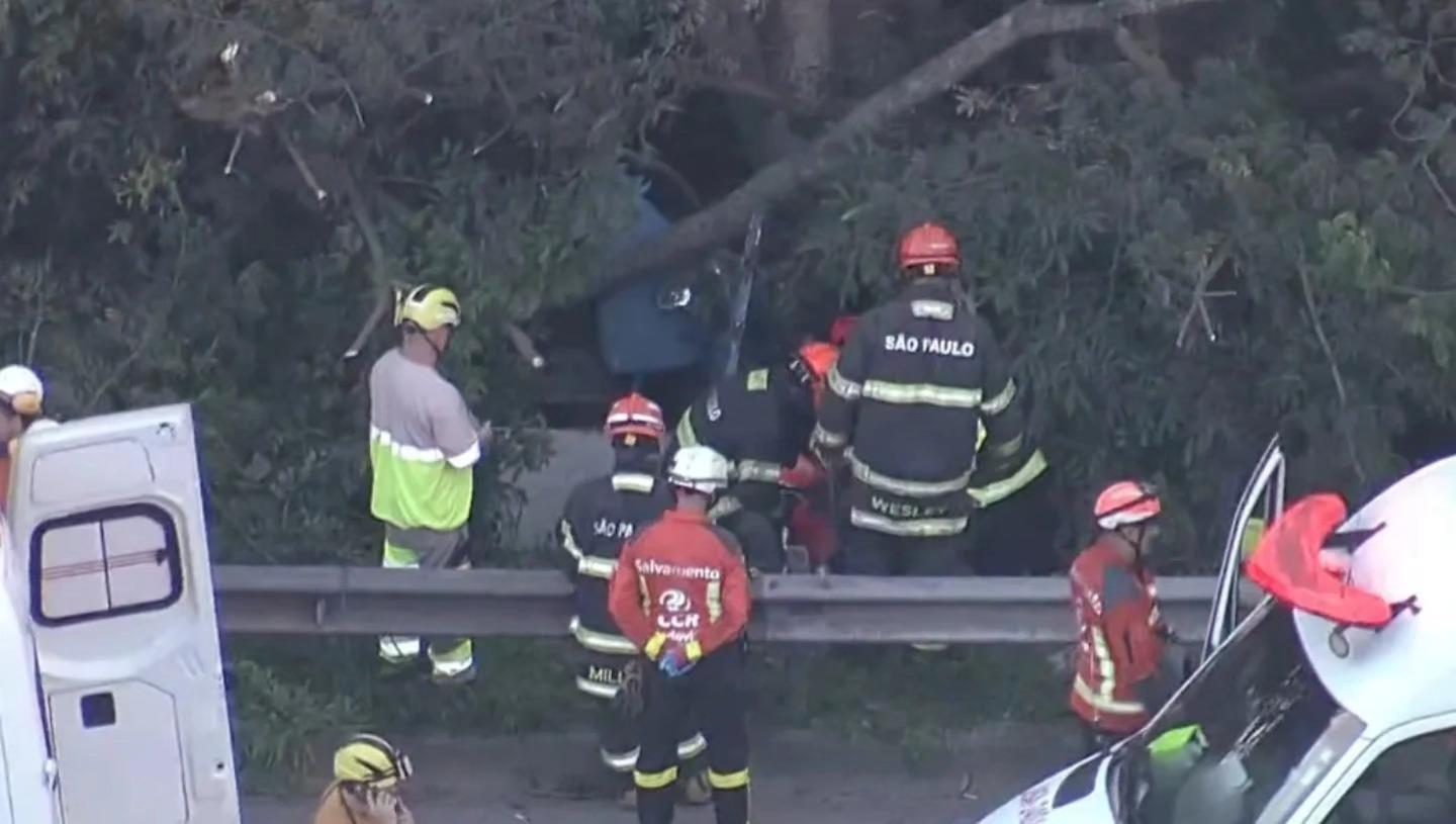 CAMINHÃO CAI EM RIBANCEIRA NO RODOANEL E DEIXA UMA VÍTIMA FATAL