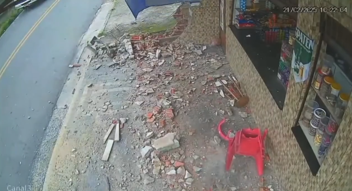 Caminhão desgovernado atinge bar e residência no Riacho Grande