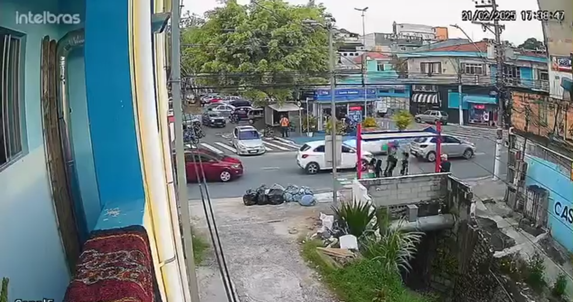 Carro causa acidente e foge do local no Zaira