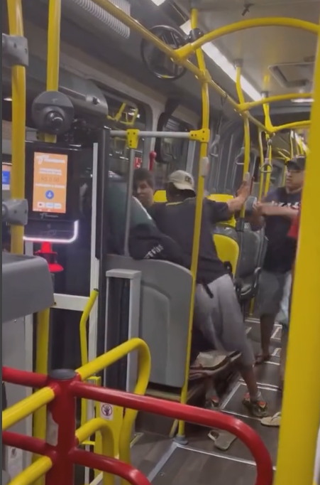 Confusão dentro de ônibus termina com interferência do motorista
