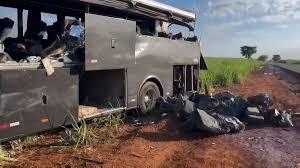 Grave acidente entre caminhão e ônibus  deixa 12 mortos