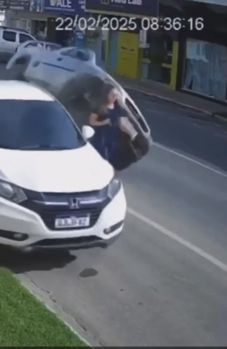 MULHER ESCAPA POR CENTÍMETROS DE ACIDENTE