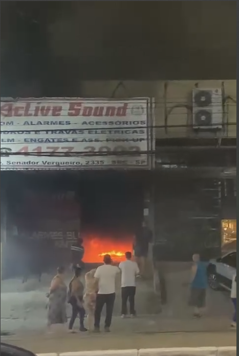 VÍDEO MOSTRA COMERCIANTE DESESPERADO AO VER SEU NEGÓCIO EM CHAMAS