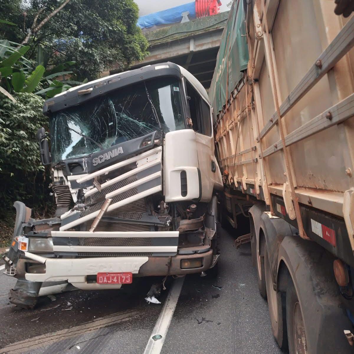 ACIDENTE ENTRE TRÊS CARRETAS NO KM 44 DA ANCHIETA CAUSA BLOQUEIO E LENTIDÃO NO SENTIDO LITORAL
