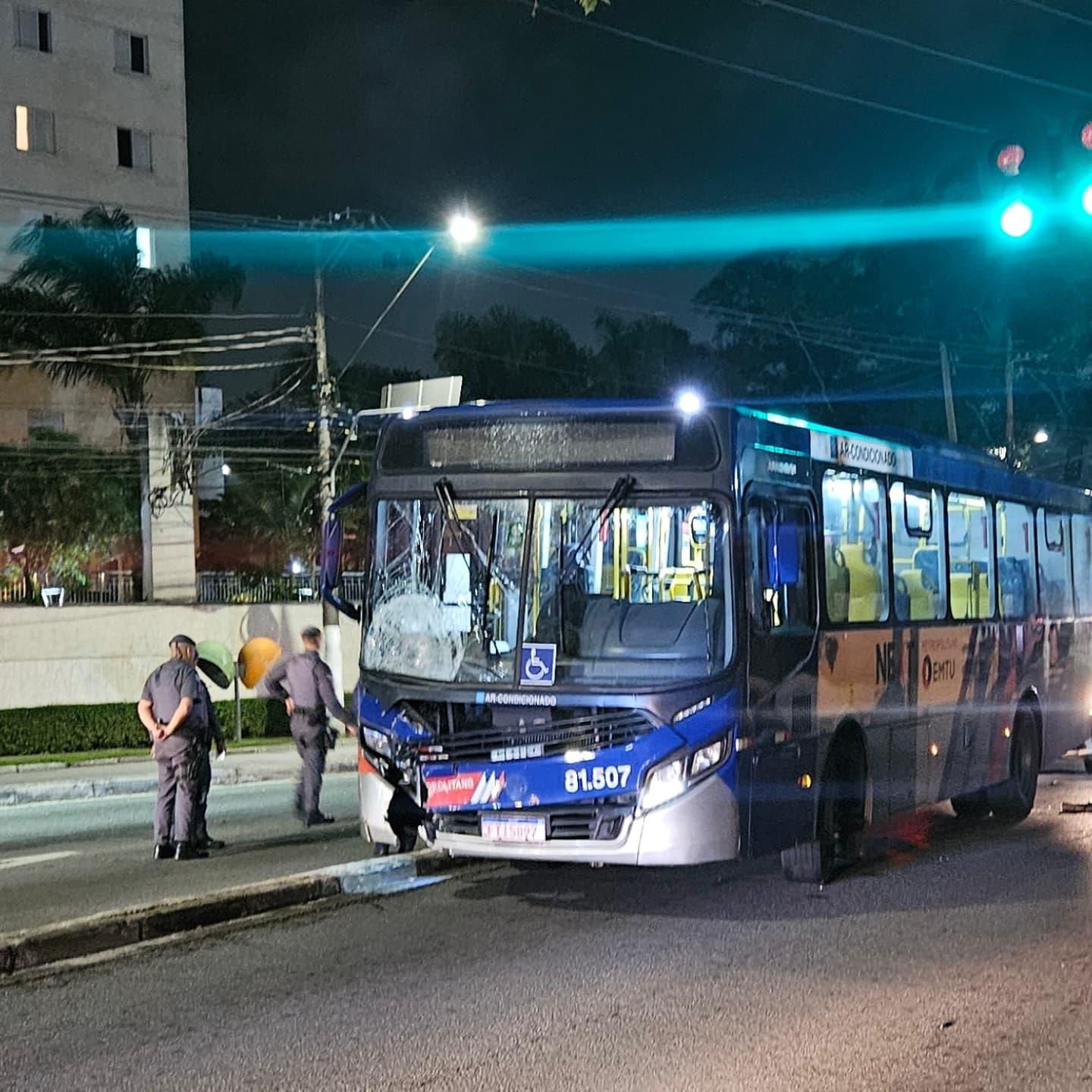 ACIDENTE GRAVE ENTRE ÔNIBUS E MOTO DEIXA MOTOCICLISTA FERIDO EM SÃO BERNARDO