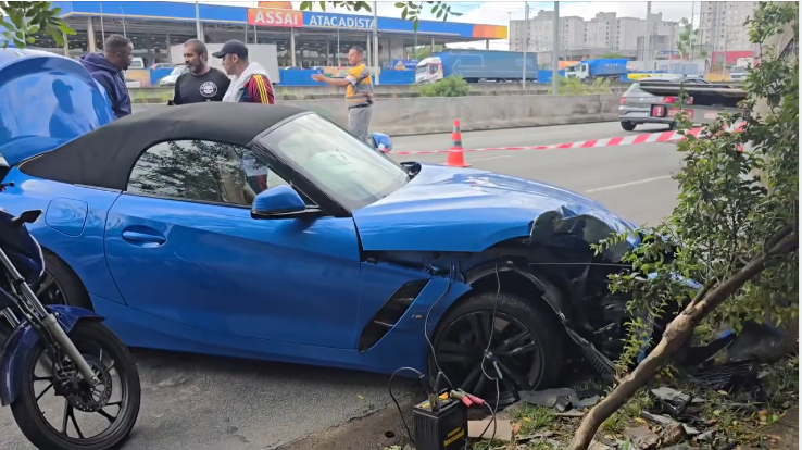 BMW colide com poste na Avenida do Estado; não houve vítimas
