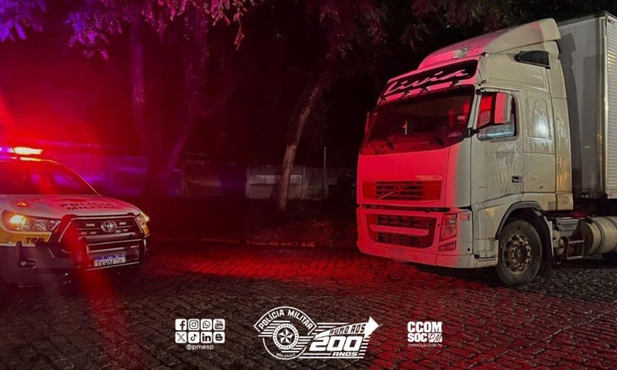 CAMINHONEIRO É LIBERTADO APÓS SER FEITO REFÉM DURANTE ROUBO DE CARGA DE R$ 1,2 MILHÃO NA RODOVIA DOS BANDEIRANTES