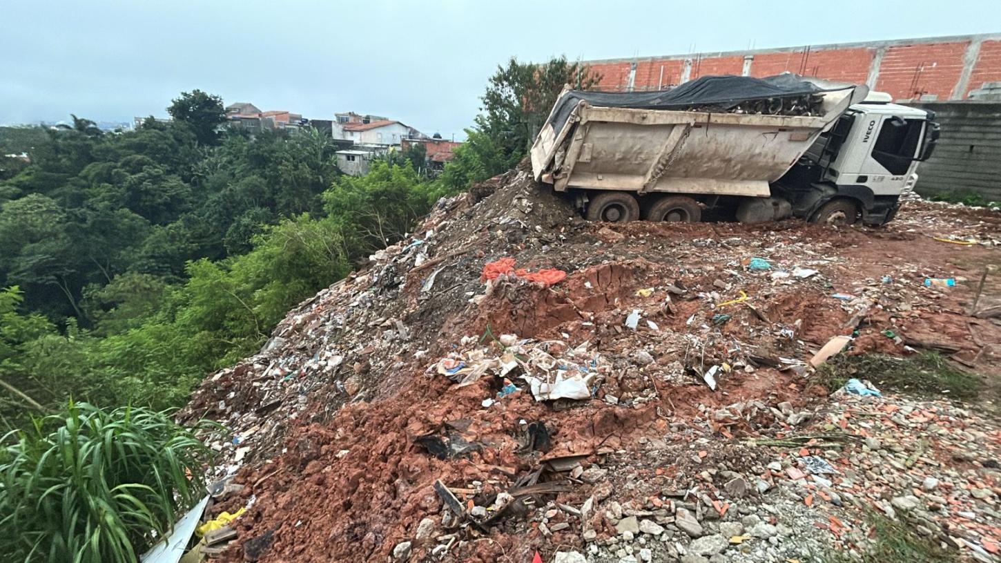 GCM DE MAUÁ APREENDE CAMINHÃO USADO EM DESCARTE IRREGULAR NO JARDIM PARANAVAÍ