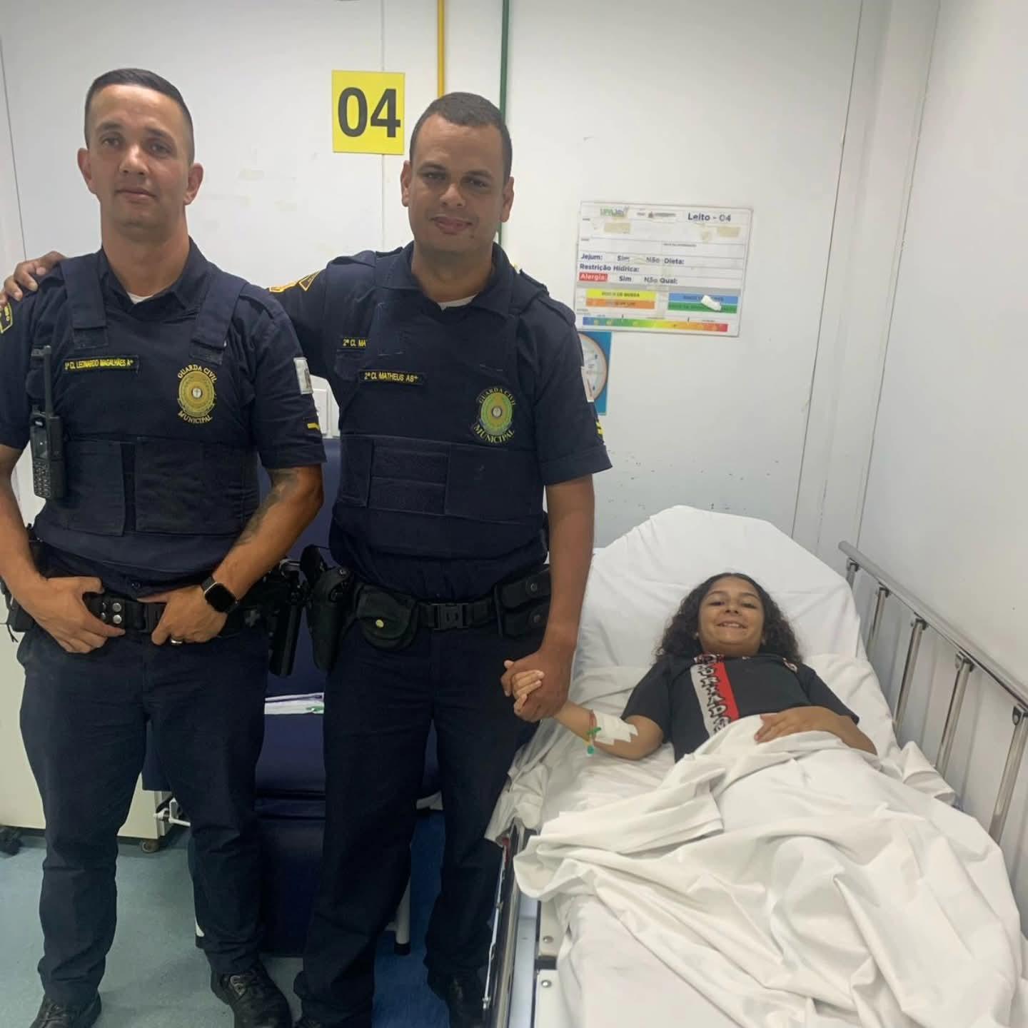 GCM SALVA MENINA DE 11 ANOS ENGASGADA EM SÃO BERNARDO E MÃE PEDE HOMENAGEM AOS AGENTES