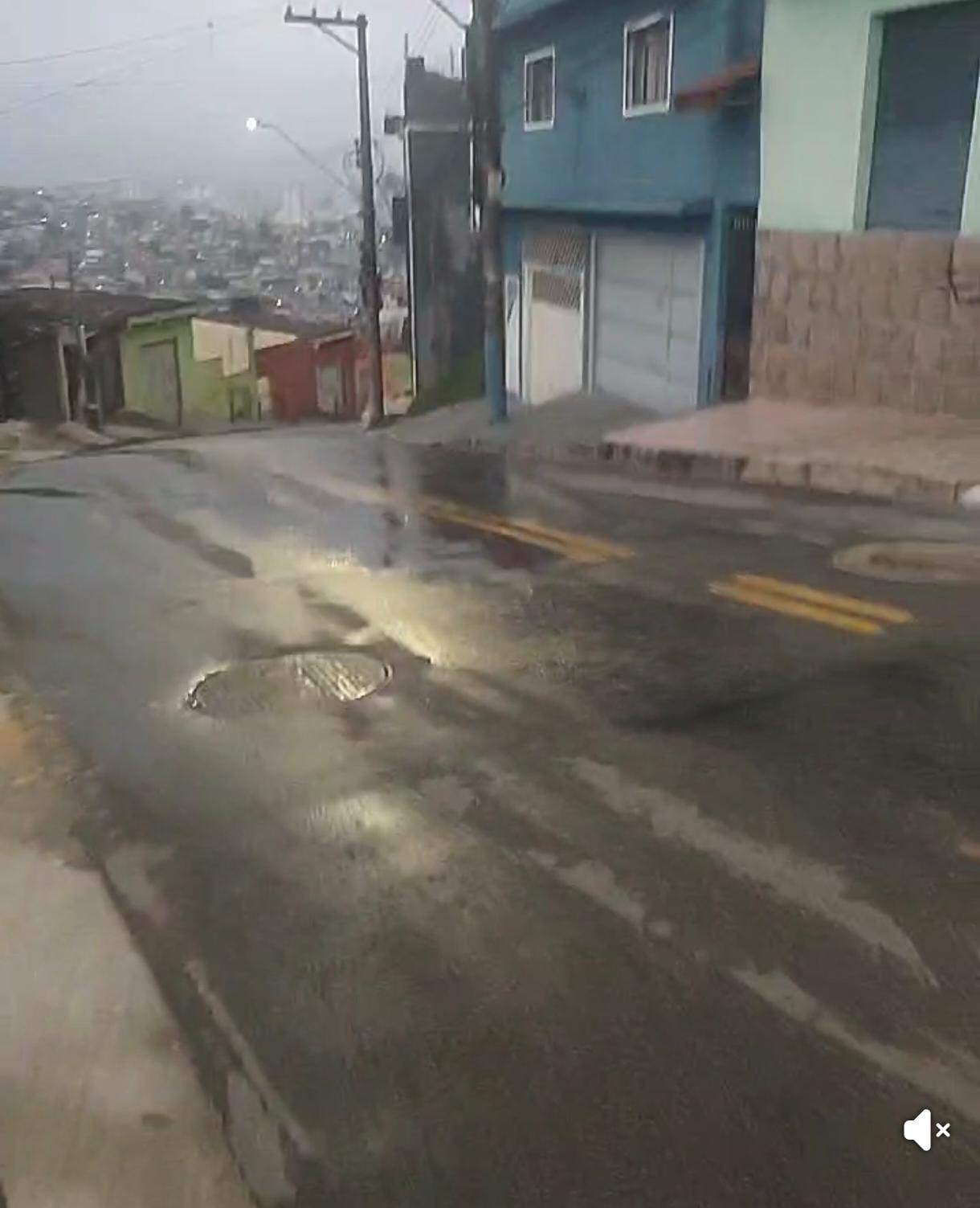 MAIS DE 500 MIL LITROS DE ÁGUA SÃO DESPERDIÇADOS NA RUA ADILSON DIAS DE SOUZA, EM MAUÁ