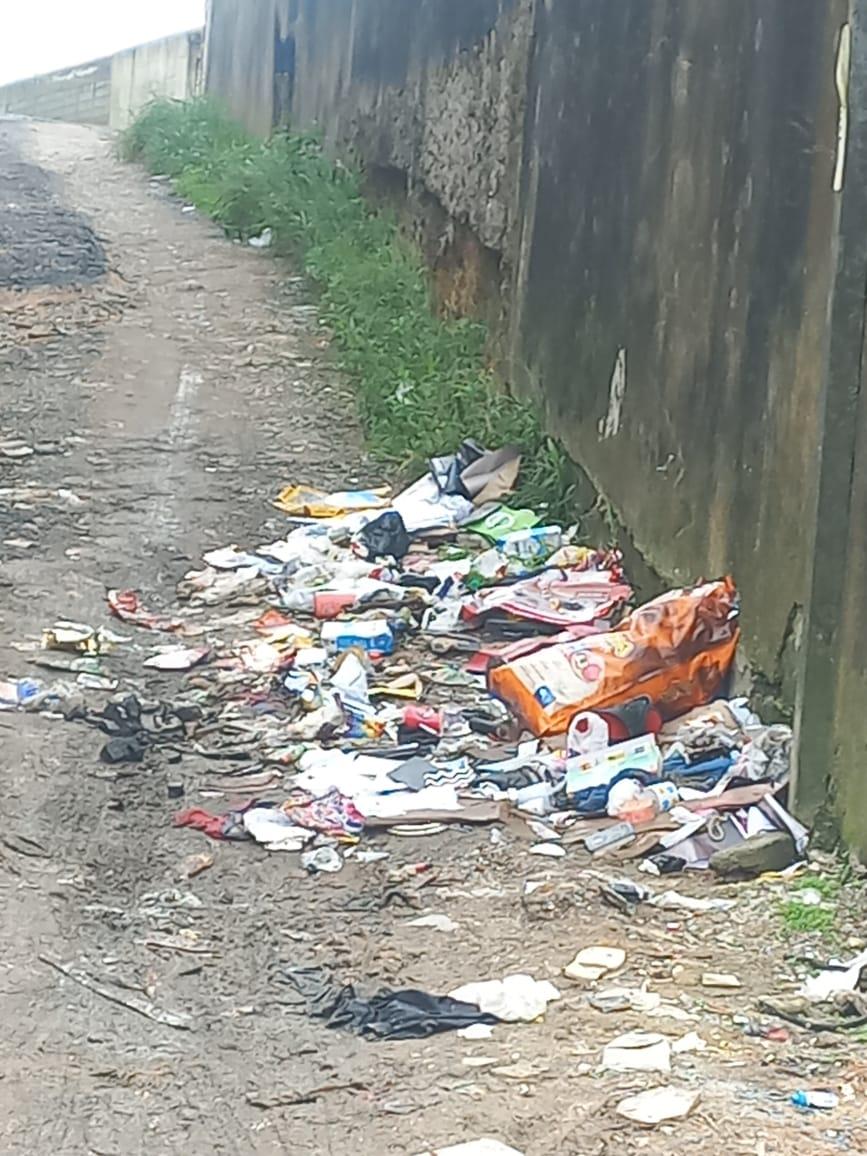 MORADORES DENUNCIAM ACÚMULO DE LIXO E PROLIFERAÇÃO DE RATOS EM VIELA NO JARDIM ITAPEVA, EM MAUÁ