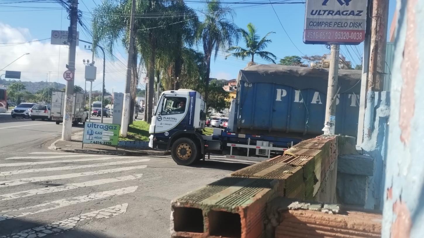 MORADORES DENUNCIAM ULTRAGAZ DO JARDIM MARINGÁ POR ACÚMULO DE LIXO E INFESTAÇÃO DE RATOS