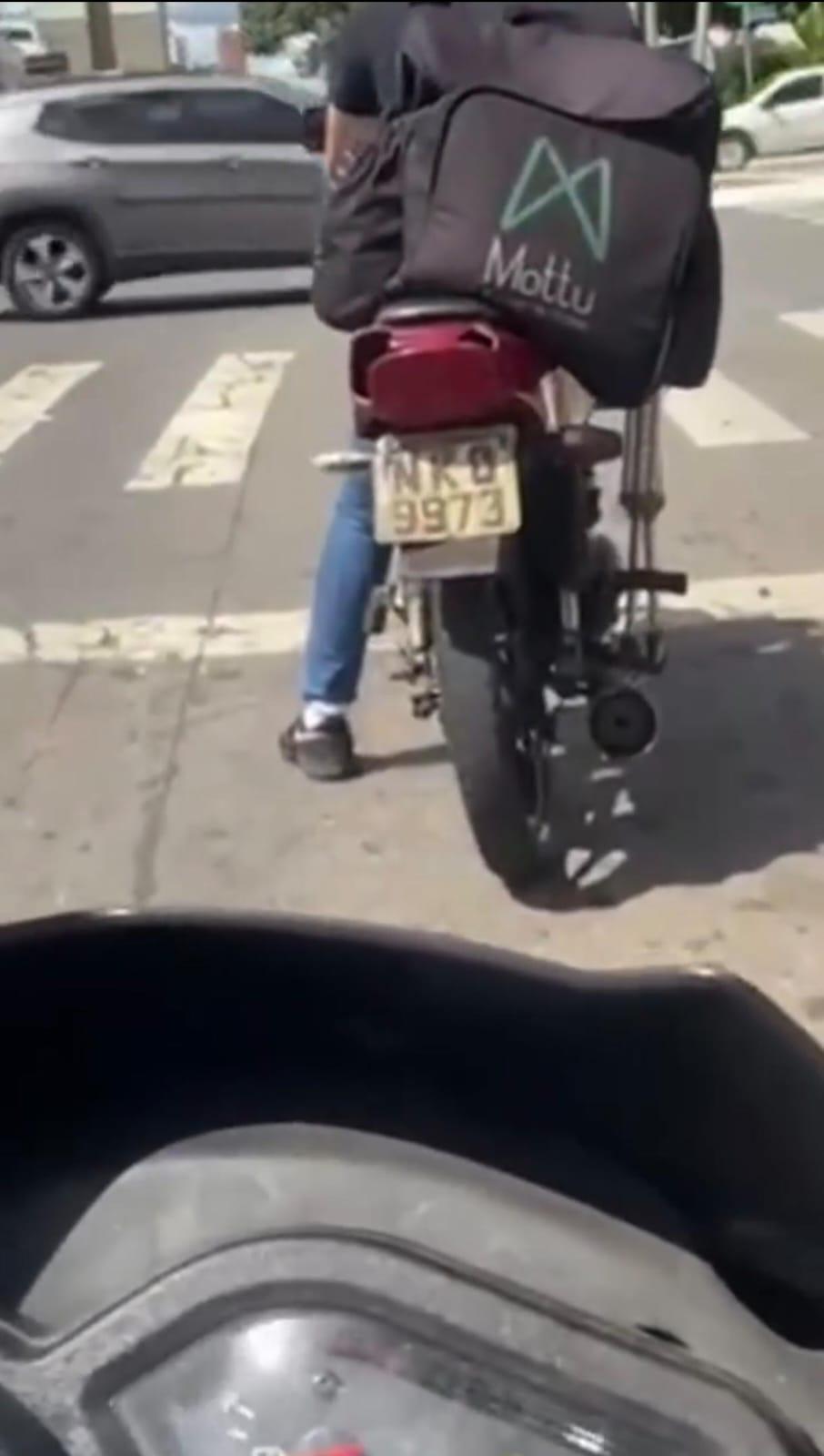 MOTOBOY COM UMA PERNA SÓ CHAMA ATENÇÃO PELA FORÇA DE VONTADE EM SANTO ANDRÉ