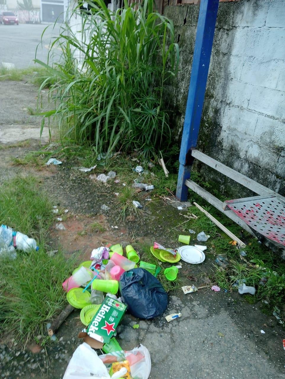 Ponto de Ônibus Acumula Lixo e Gera Reclamações de Moradores na Rua Natal Bagnara, em Mauá