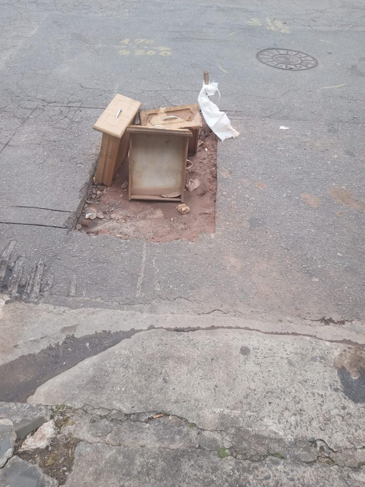 Rua vira armadilha no Jardim Aracy: buraco aberto há dias causa indignação