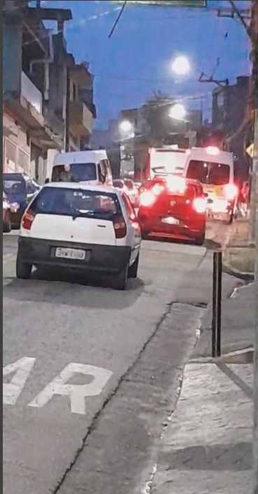 Trânsito Complicado na Escola Estadual Manoel Rodrigues devido à Faixa de Pedestres Apagada