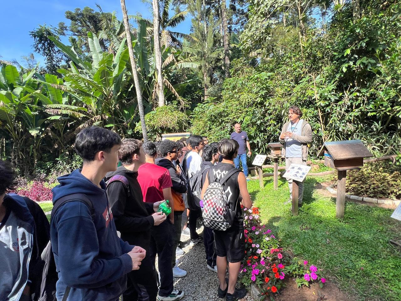 AULA NA FLORESTA: ALUNOS DA ETEC DESCOBREM SEGREDOS DA NATUREZA NO PARQUE OSWALDO DIAS