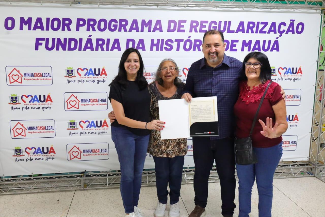 EMOÇÃO E DIGNIDADE: PREFEITURA DE MAUÁ ENTREGA MATRÍCULAS DE IMÓVEIS A FAMÍLIAS DO JARDIM ZAÍRA APÓS 39 ANOS DE ESPERA