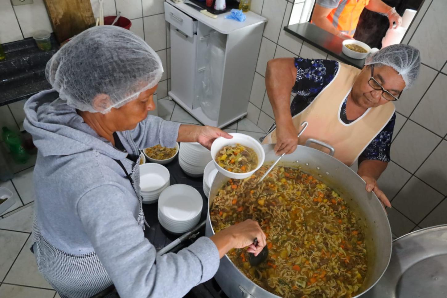 COZINHA SOLIDÁRIA DE MAUÁ OFERECE REFEIÇÕES GRATUITAS PARA 200 PESSOAS POR SEMANA