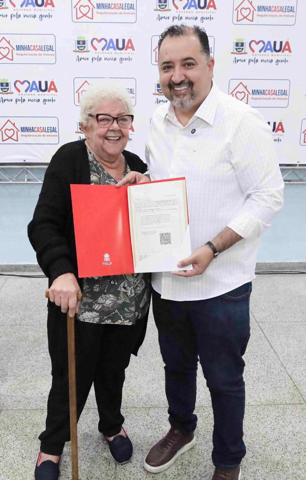 Famílias aguardavam há até 44 anos pela regularização dos imóveis; outras 32 estão em fase final de documentação