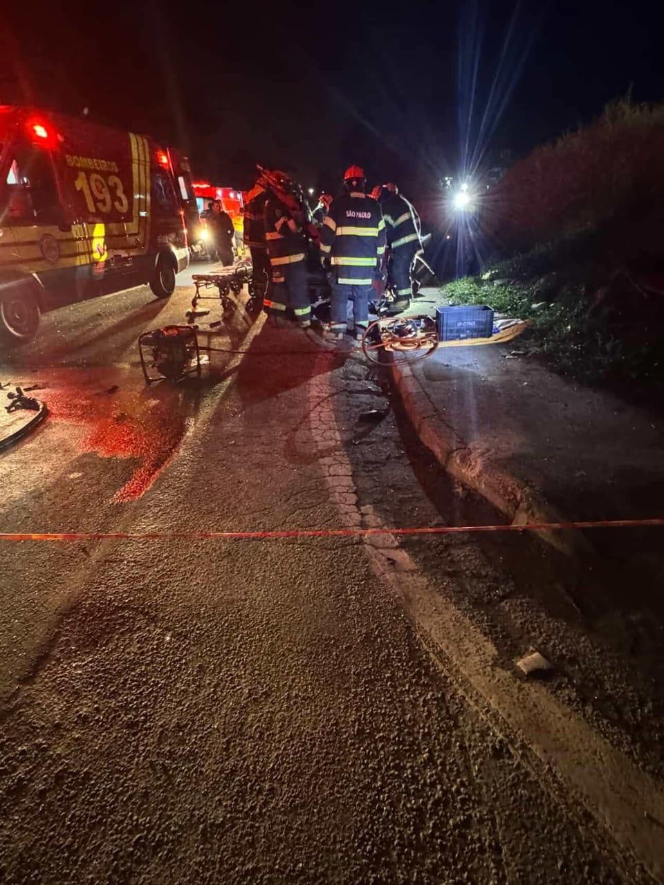 GRAVE ACIDENTE DEIXA VÍTIMAS PRESAS NAS FERRAGENS NA ÍNDIO TIBIRIÇÁ