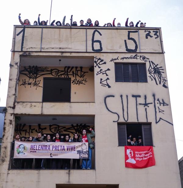 MOVIMENTO OCUPA PRÉDIO POR JUSTIÇA EM MAUÁ