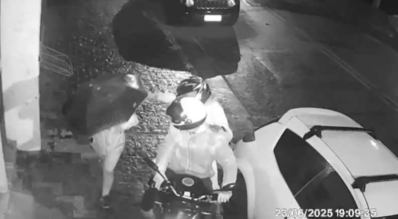 MULHER É ASSALTADA POR DUPLA DURANTE A NOITE NO GUAPITUBA, EM MAUÁ