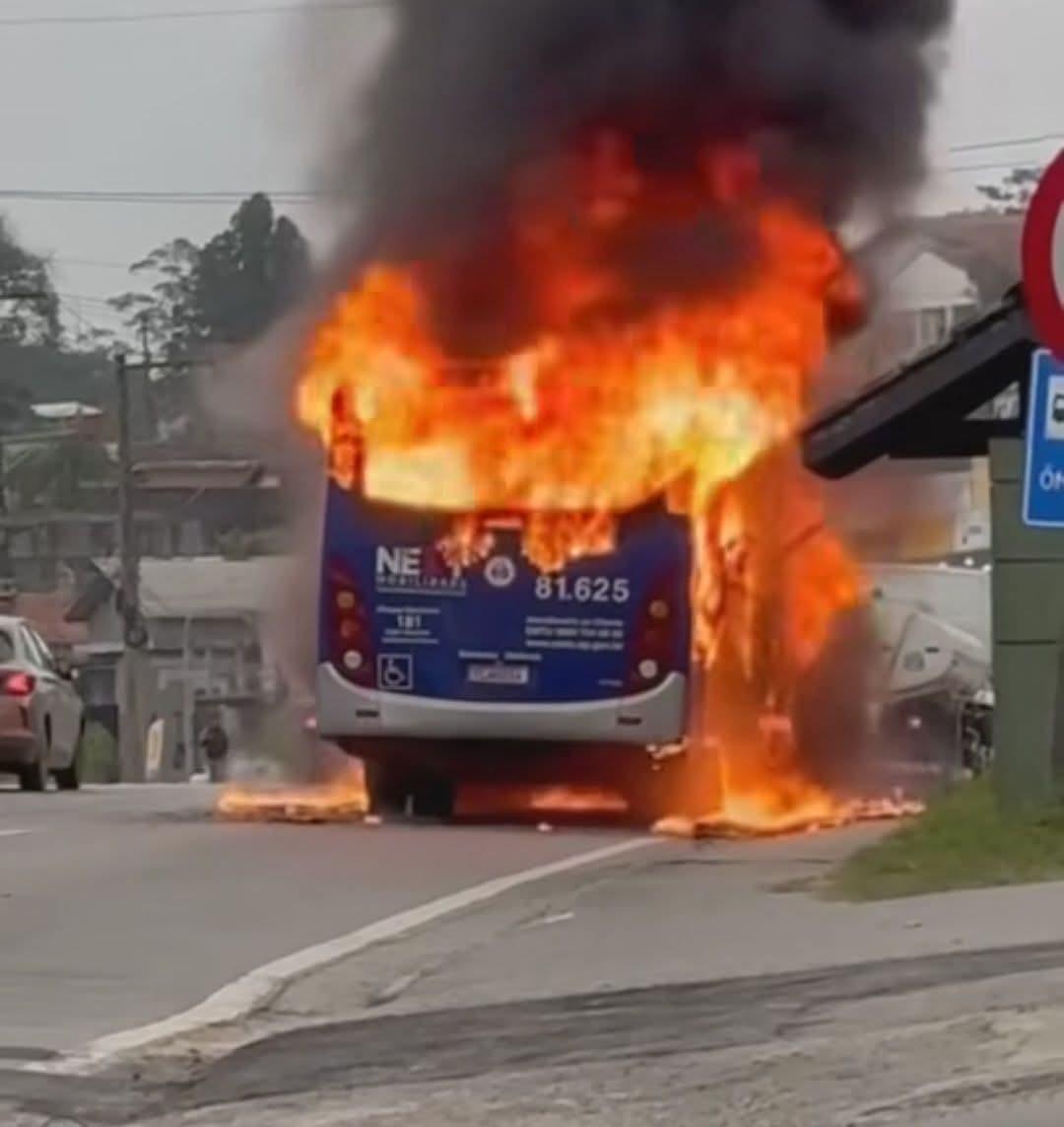 ÔNIBUS DA NEXT É DESTRUÍDO POR INCÊNDIO NA RODOVIA ÍNDIO TIBIRIÇÁ