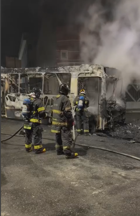 ÔNIBUS É INCENDIADO EM SANTO ANDRÉ APÓS AÇÃO DA ROTA QUE TERMINOU EM MORTE
