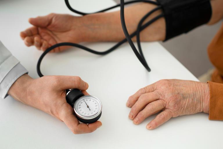 PRESSÃO ARTERIAL APÓS OS 60 ANOS: QUAL O NÍVEL CONSIDERADO SEGURO?