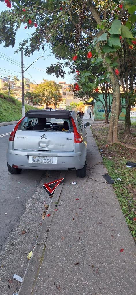 Veículo abandonado é encontrado na entrada do bairro Miranda em Mauá