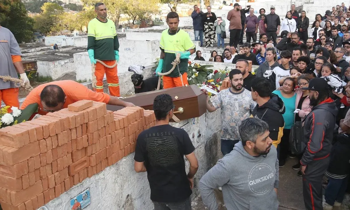 AO SOM DE MOTORES E APLAUSOS, CLAYTON É SEPULTADO NO SANTA LÍDIA