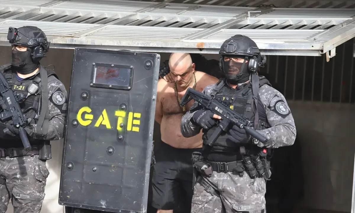 HOMEM SURTA, FAZ MULHER REFÉM E É CONTIDO PELA POLÍCIA EM SÃO BERNARDO