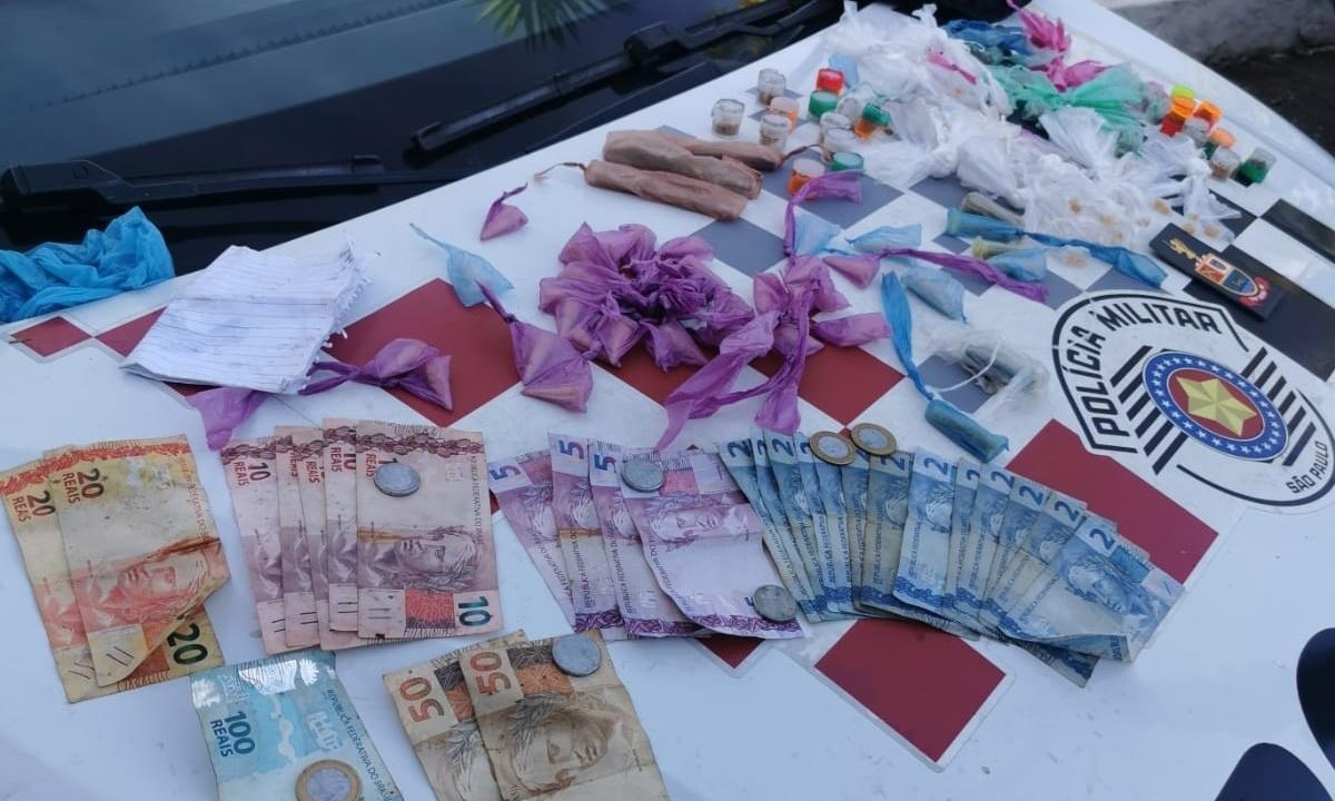 PM PRENDE SUSPEITO COM DROGAS ESCONDIDAS EM MATA EM RIO GRANDE DA SERRA
