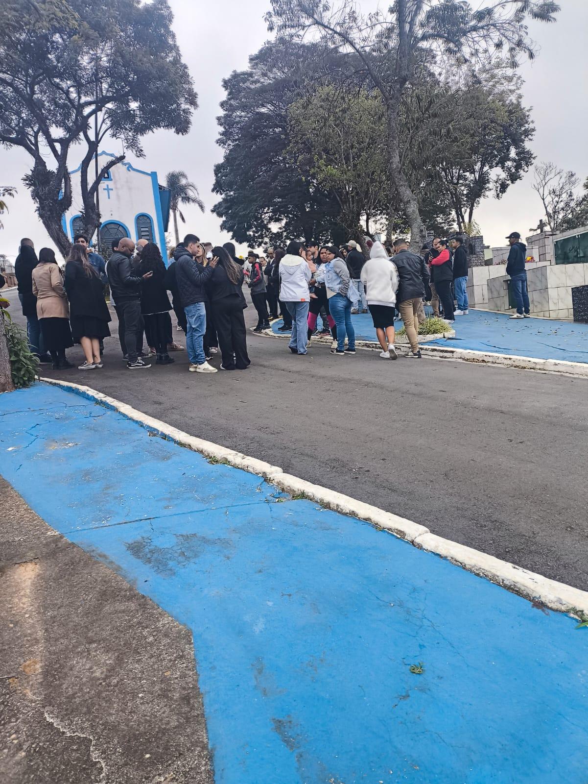 RAFAEL É SEPULTADO NO CEMITÉRIO SANTA LÍDIA APÓS CHEGAR DA HOLANDA