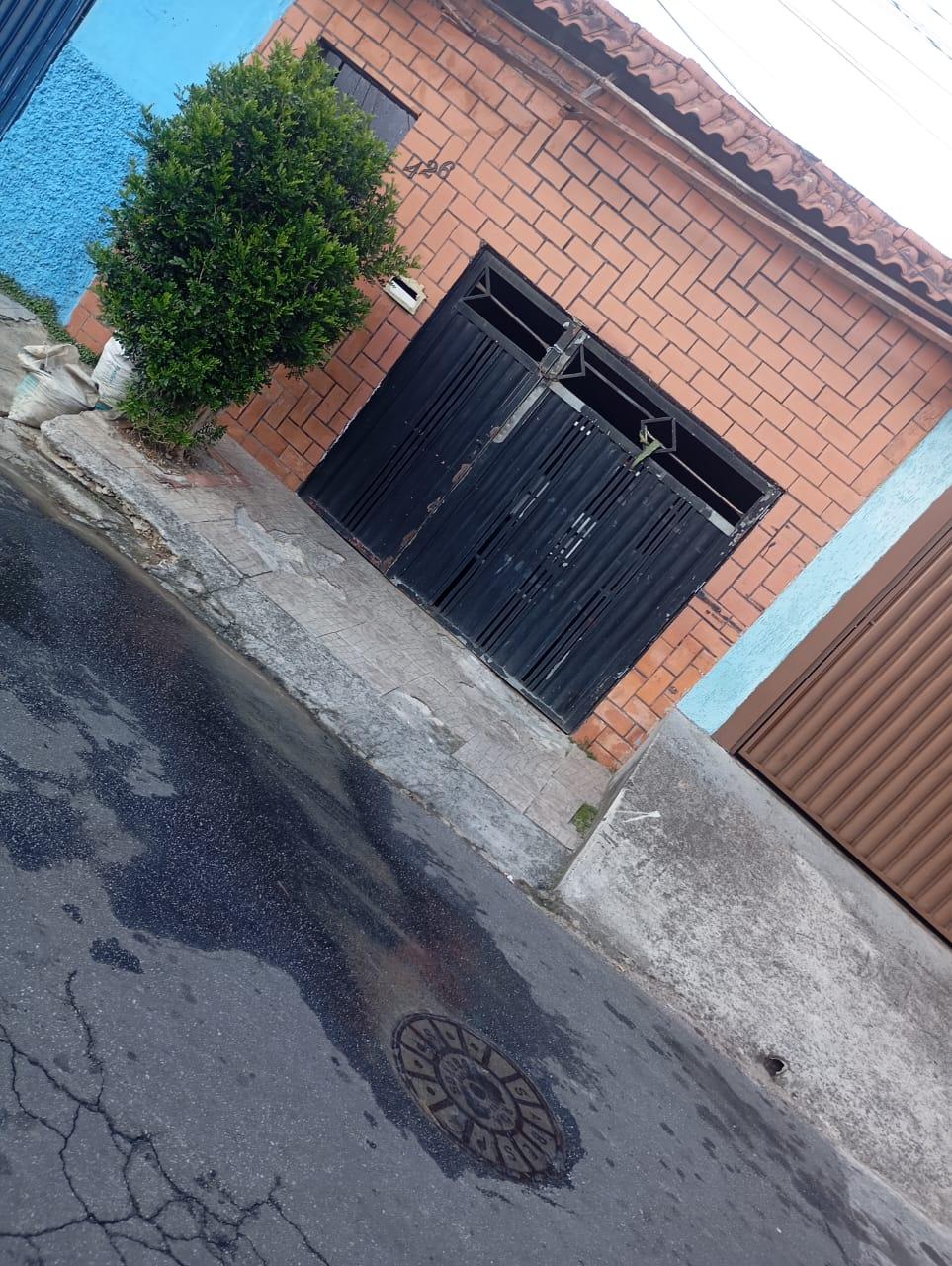 MORADORES RECLAMAM DE VAZAMENTO EM ESGOTO NO JD. CRUZEIRO