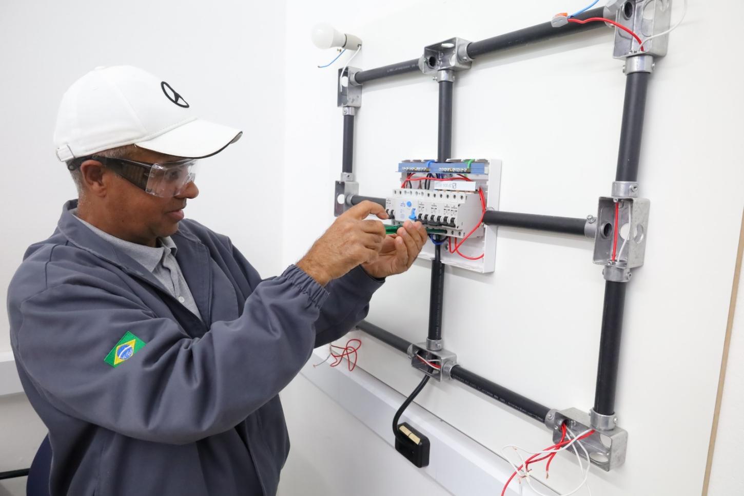 QUALIFICA MAUÁ ABRE INSCRIÇÕES PARA CURSOS GRATUITOS DE CUIDADOR DE IDOSOS E ELETRICISTA PREDIAL