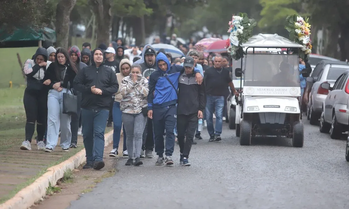 ADEUS A BRUNA: COMOÇÃO MARCA SEPULTAMENTO DE VÍTIMA DE BEBIDA ADULTERADA