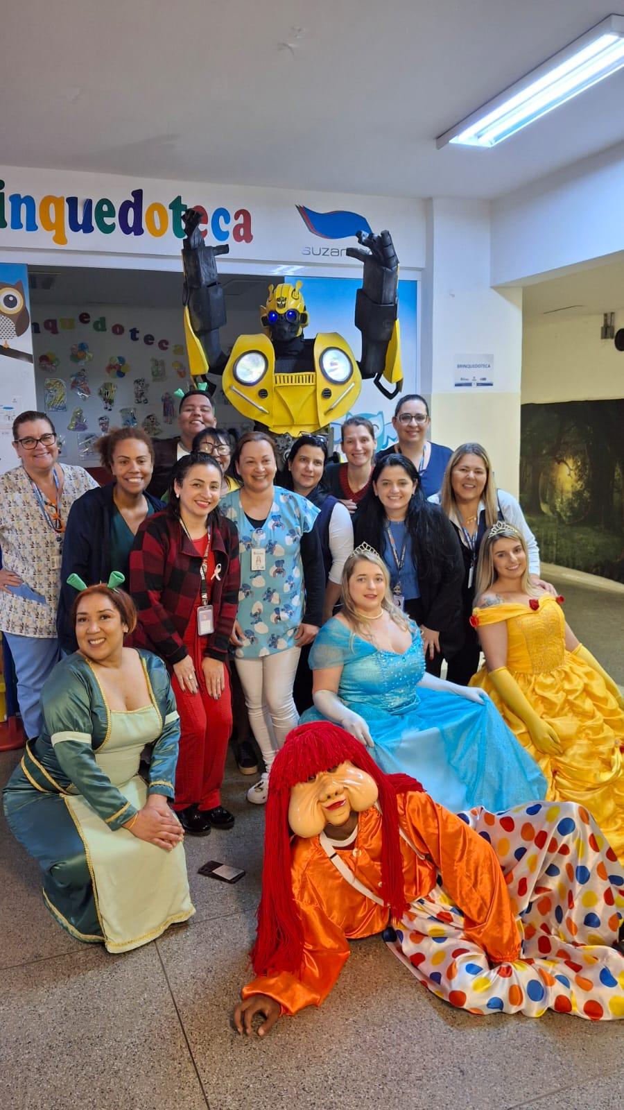 CINDERELA, SHREK, BELA E A FERA E OUTROS PERSONAGENS ENCANTAM CRIANÇAS INTERNADAS NO NARDINI