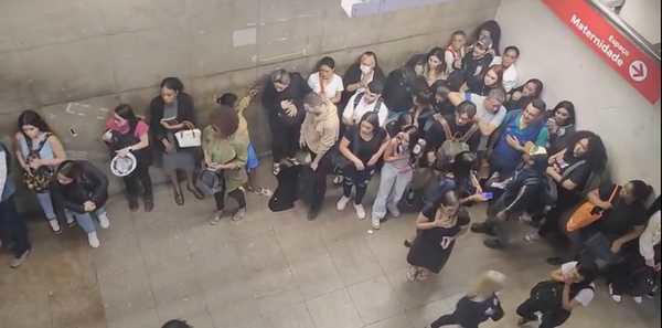 EXPLOSÃO DE BATERIA ASSUSTA PASSAGEIROS NA ESTAÇÃO DA LUZ EM SP